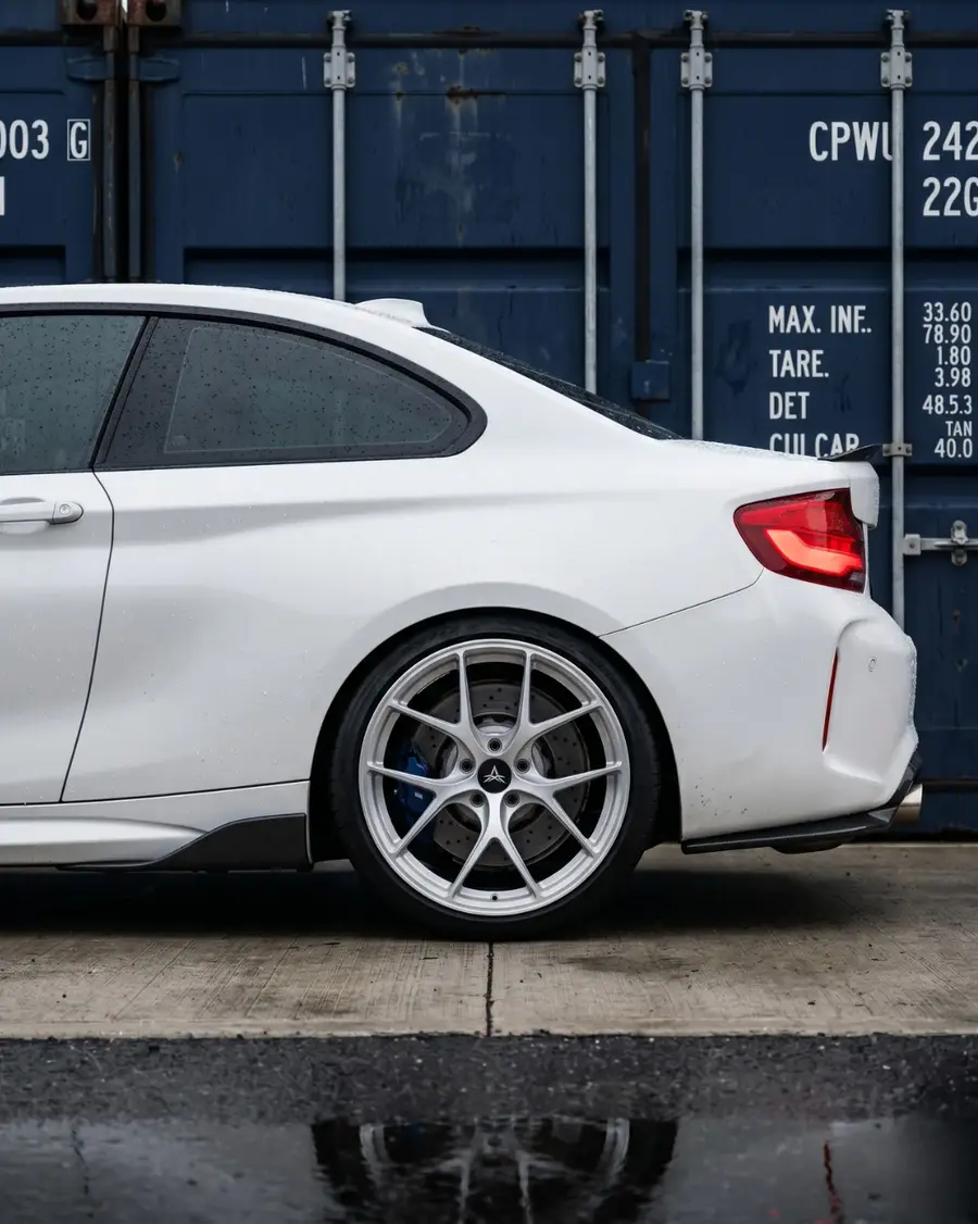 AXYS FAN Silver en BMW M2, rueda trasera