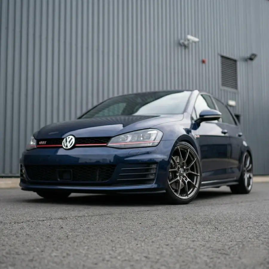 Golf GTI azul completo con AXYS REA Gunmetal