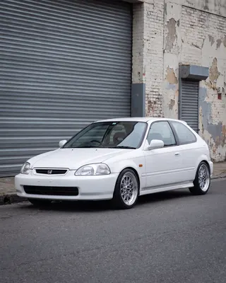 Honda Civic blanco con AXYS BES, tres cuartos delantero