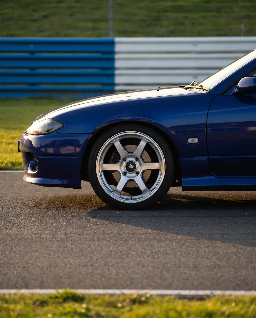 Nissan Silvia S15 azul con AXYS CAN Silver, vista de perfil