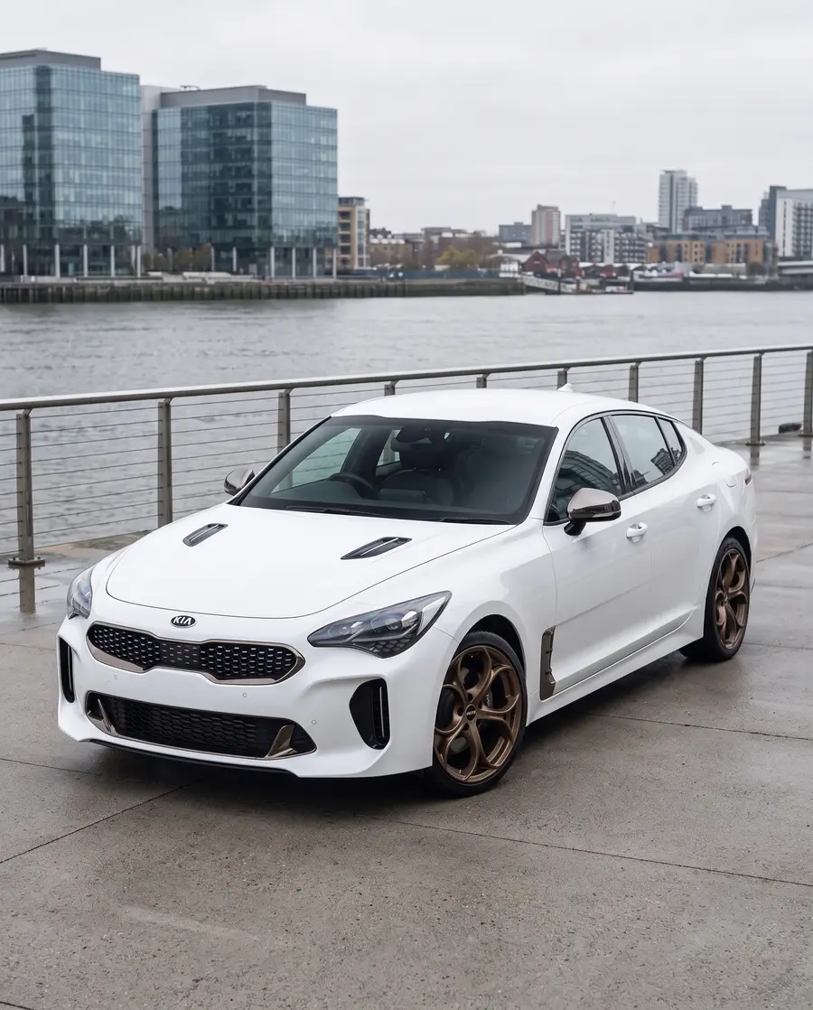 Kia Stinger blanco con AXYS DPA, tres cuartos delantero