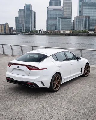 Kia Stinger blanco con AXYS DPA, tres cuartos trasero