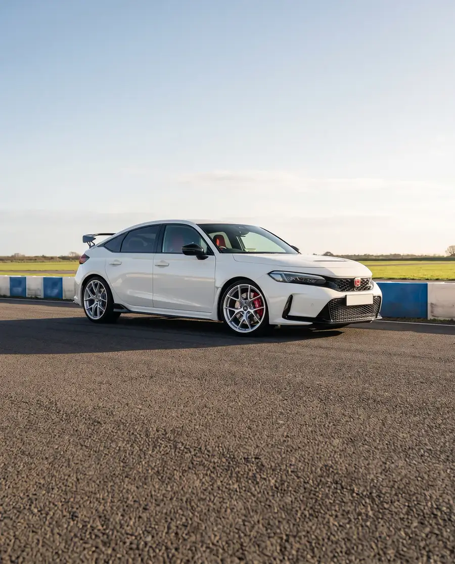 Honda Civic Type R blanco con AXYS FAN Silver en circuito