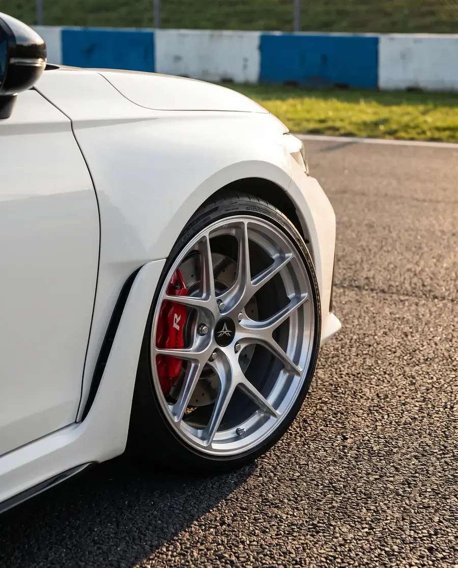 AXYS FAN en acabado Polished Silver, montada en un Honda Civic Type R blanco