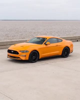 Ford Mustang naranja completo con AXYS LED