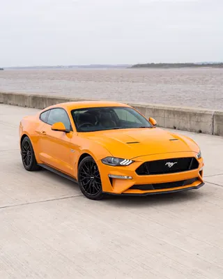 Ford Mustang naranja con AXYS LED, tres cuartos delantero