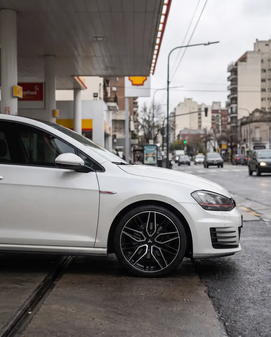 Golf GTI blanco con AXYS MOU, perfil en la calle