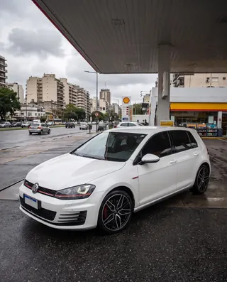 Golf GTI blanco con AXYS MOU en una estación de servicio