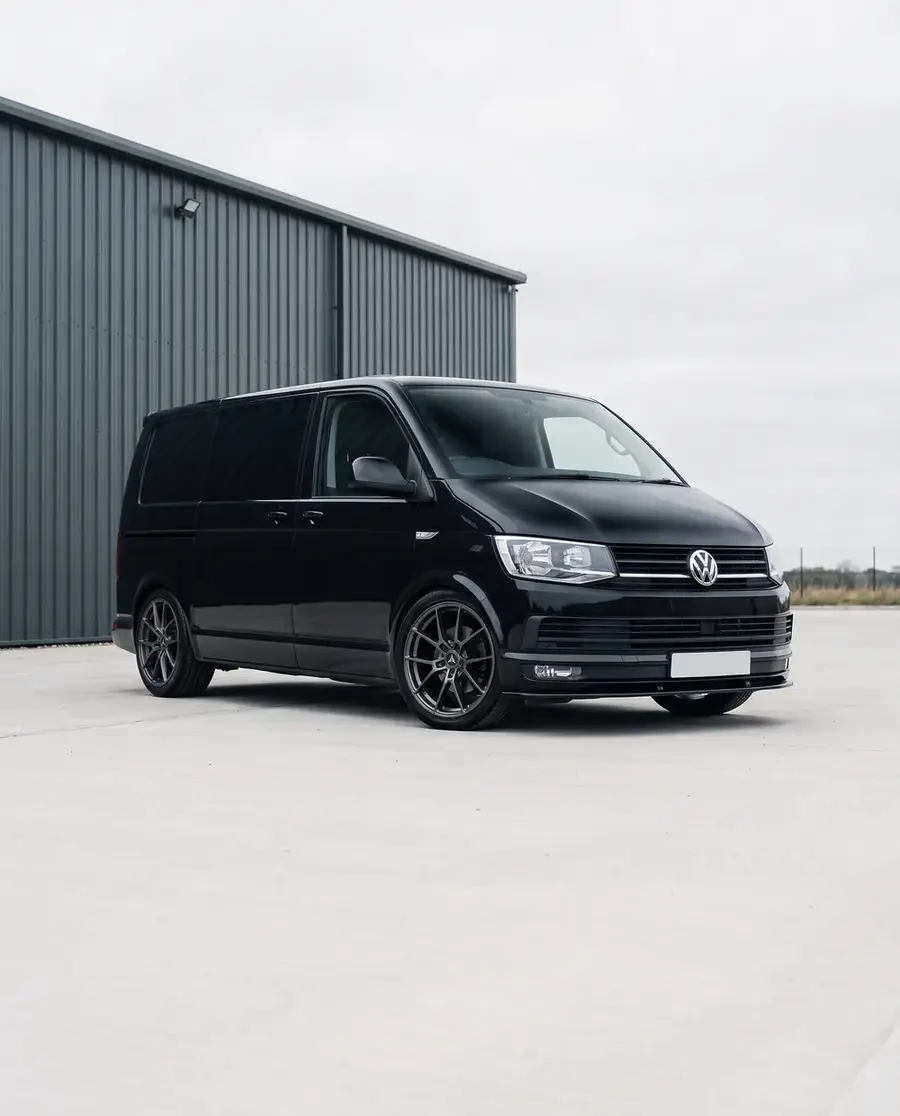 VW Transporter negra con AXYS REA Gunmetal, vista lateral