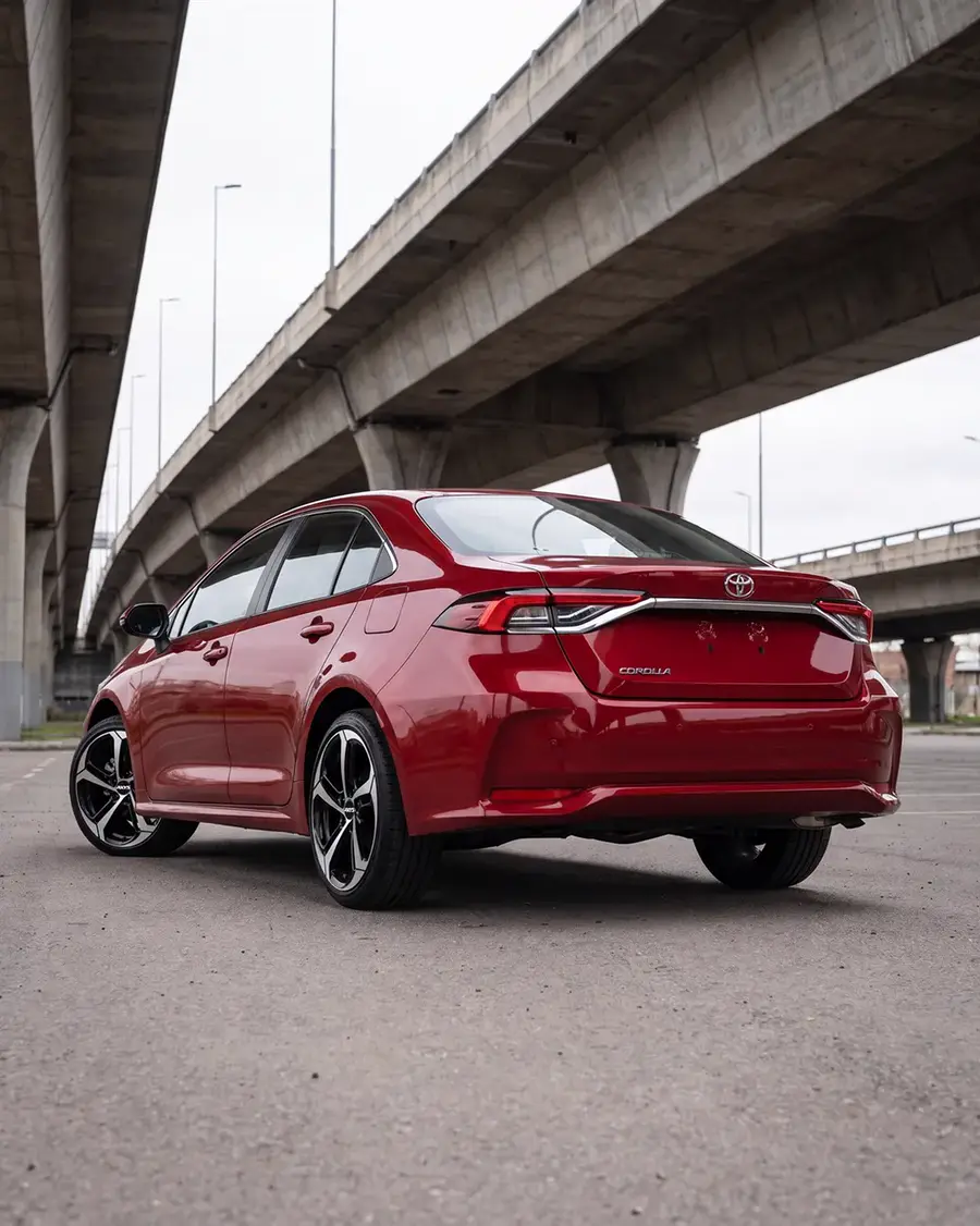 Toyota Corolla rojo con AXYS ROS, tres cuartos trasero