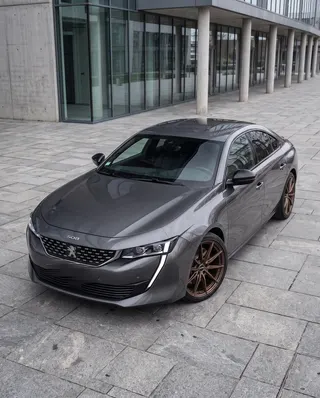 Peugeot 508 gris con AXYS SPA, visto desde arriba