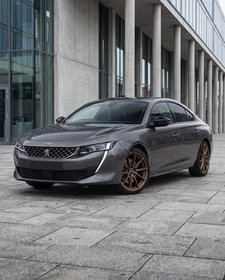 Peugeot 508 gris con AXYS SPA, tres cuartos delantero