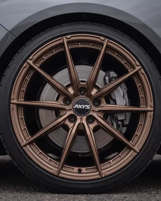AXYS SPA Bronze — macro de la cara, montada