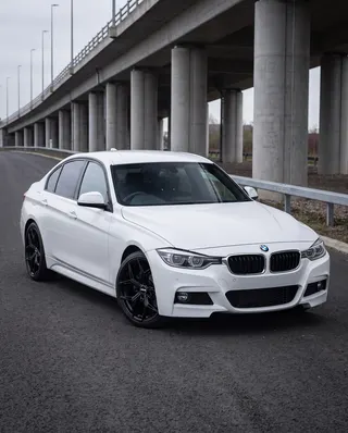 BMW Serie 3 blanco con AXYS TER, tres cuartos delantero