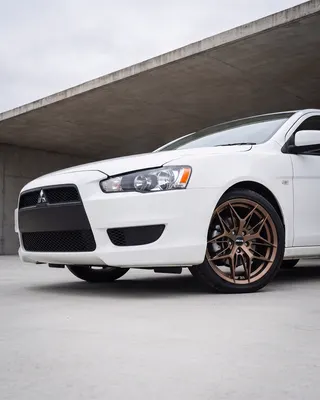 Mitsubishi Lancer blanco con AXYS WER, contrapicado