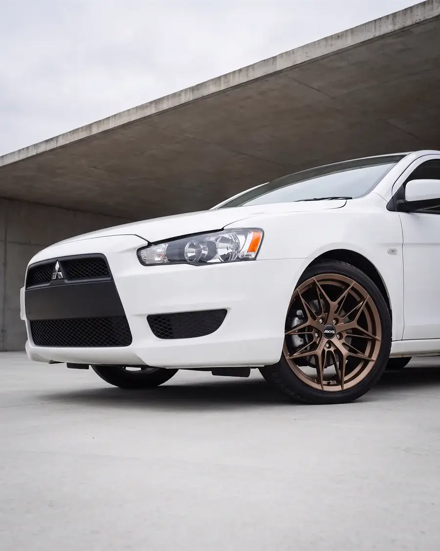 Mitsubishi Lancer blanco con AXYS WER, contrapicado